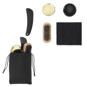 CP-047, Set de boleado con estuche de poliéster y correa ajustable para calzado que incluye: calzador, cepillo de madera, paí±o, lustrador con esponja y grasa en crema color negro.