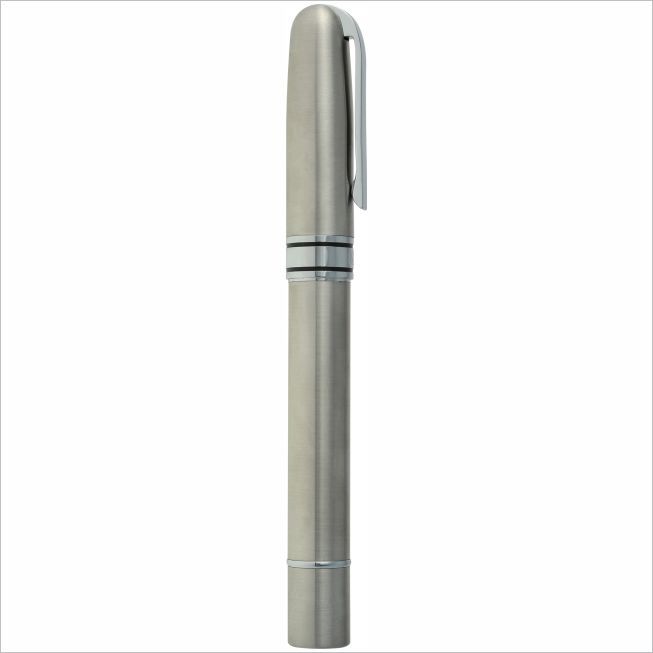 lin-san, Linterna metálica con apariencia de bolígrafo, ideal para colocarla en el bolsillo. Luz led. Disponible en color negro brillante, cromo y acero. Detalles cromados. Utiliza 2 baterías AAA (Incluidas). Incluye estuche individual.