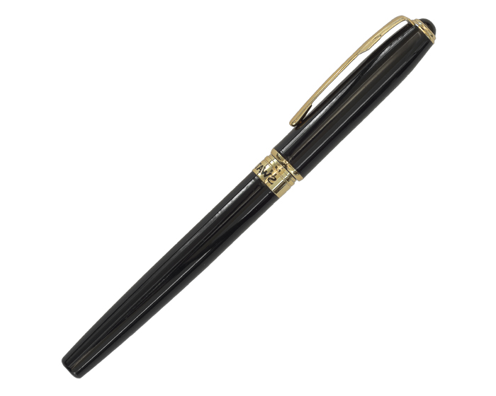 A2426, Elegante bolígrafo metálico tipo roller de tinta alemana, con clip y detalles bañados en oro de 18 kilates. Cuenta con tapa que cierra a presión y repuesto especial con rosca para sujetarse firmemente. Incluye estuche de regalo en color negro.