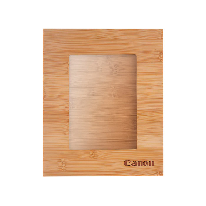 A2510, Portarretrato de bambú de 21 X 26 cm. con ventana de vidrio. Incluye soporte para colocar el marco en posición horizontal y vertical. Para fotografías de 7” x 5”. Presentación: caja en color café.
