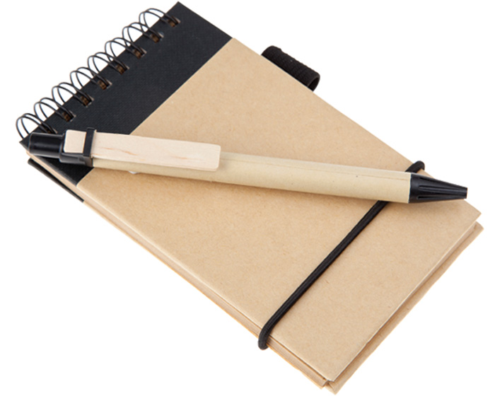 LIBOF01, Libreta de papel reciclado con 50 hojas rayadas (100 páginas), espiral metálico color negro y cinta elástica. Incluye bolígrafo de papel con clip de madera.